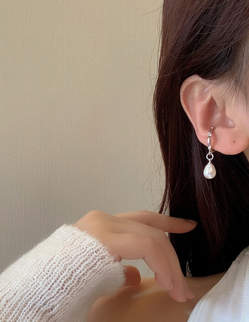 Ear Cuff Asimétrico Con Perla En Forma De C