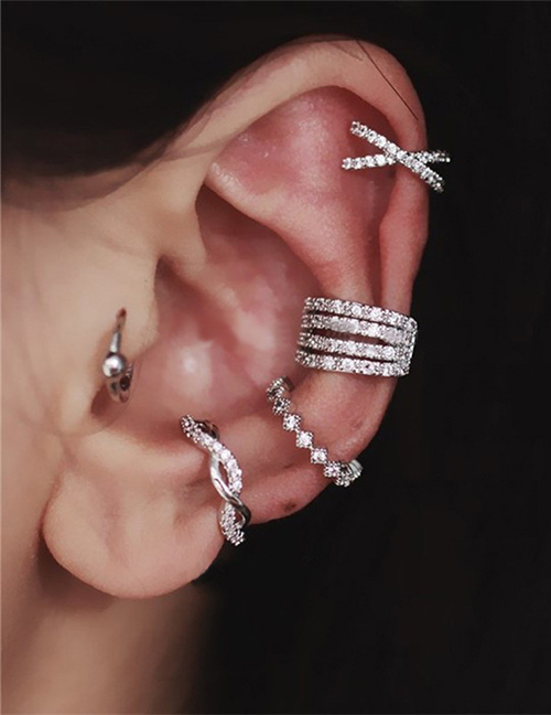 Ear Cuff Con Cruz De Diamantes De Metal
