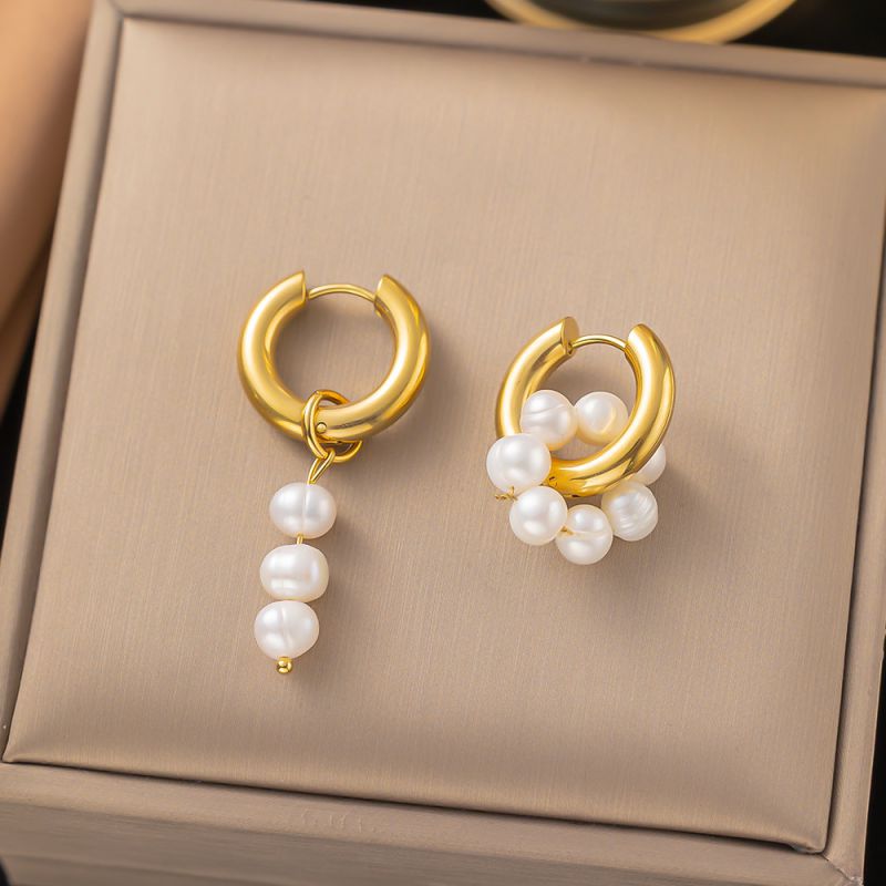 Pendientes Asimétricos De Perlas Chapadas En Oro De Acero Titanio