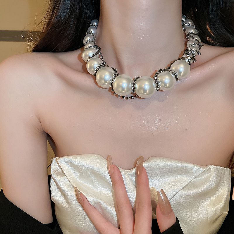 Collar Irregular De Perlas Envueltas En Diamantes De Metal