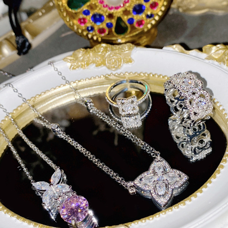 Anillo Flor De Cuatro Hojas Con Diamantes Y Acero Titanio Bañado En Oro