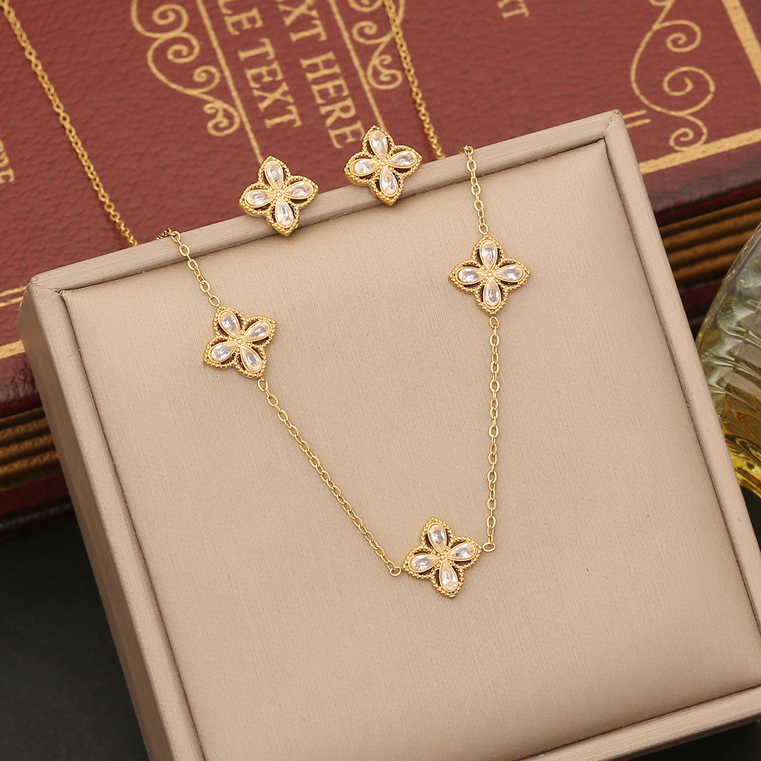 Conjunto De Collar Y Pendientes De Flores De Cuatro Hojas Con Diamantes En Acero
