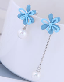 Aretes Asimétricos Con Perlas De Flores